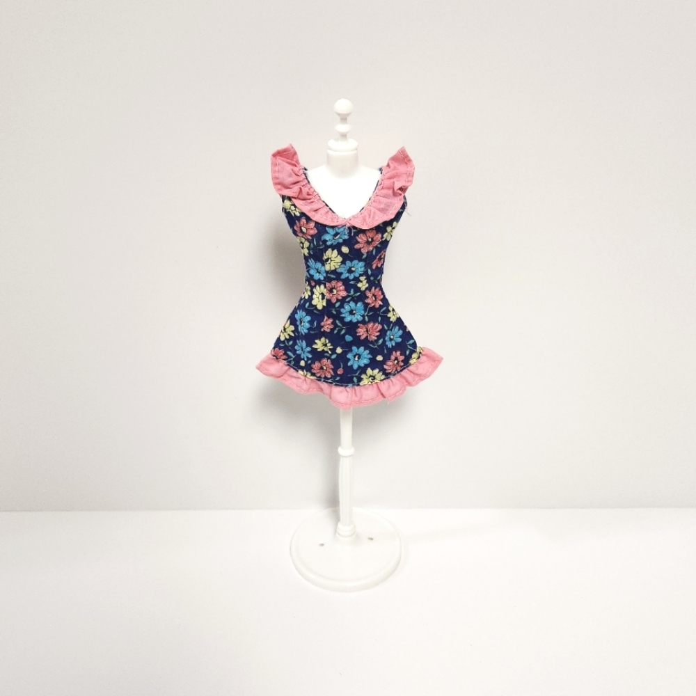 5/$20  1996 Barbie 6 Fashions Dress